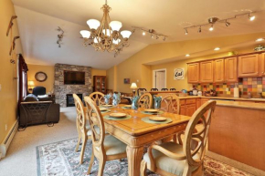 The Tanglewood Lodge- Amazing Ski Home for Groups, Hot Tub, Close to Killington Resort! home